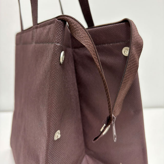 サイドの金属ボタン