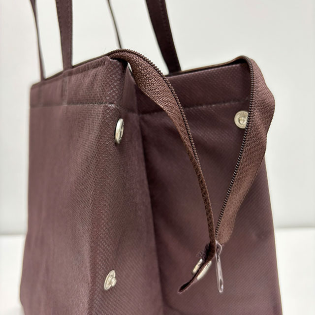 サイドの金属ボタン