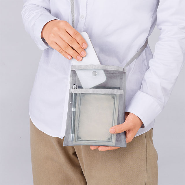 フロントポケット付き