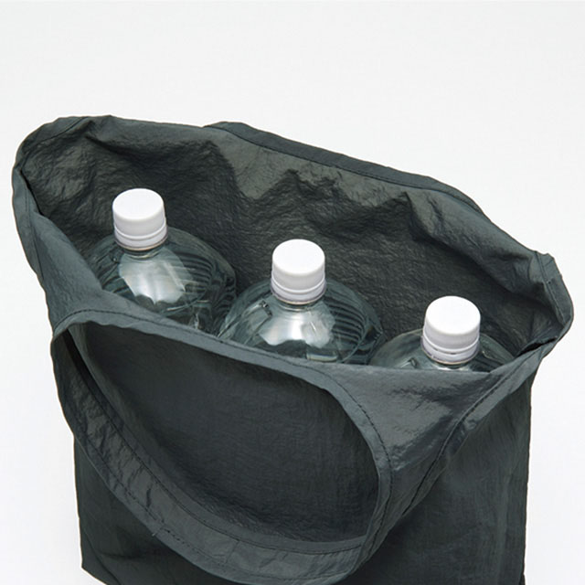 2Lのペットボトルが3本入ります。
