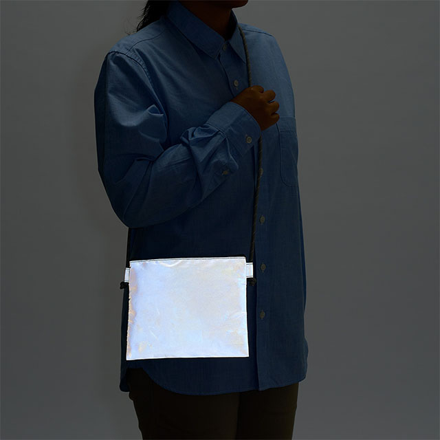 暗いところで光が当たると反射します