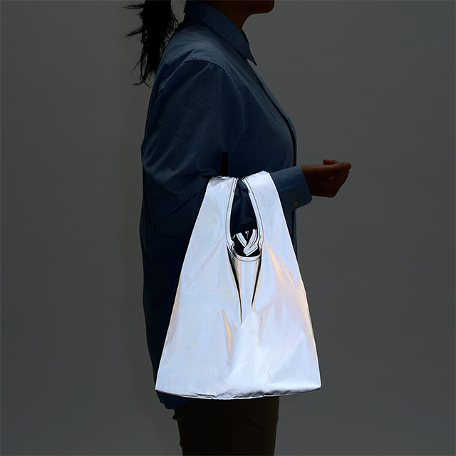 暗いところで光が当たると反射します