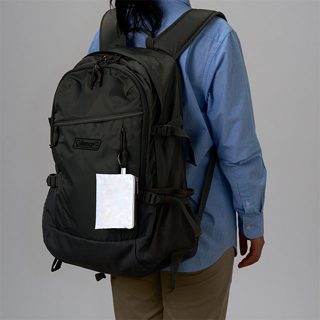 暗いところで光が当たると反射します