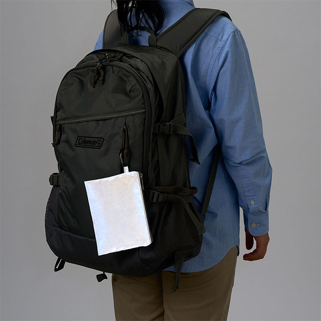 暗いところで光が当たると反射します